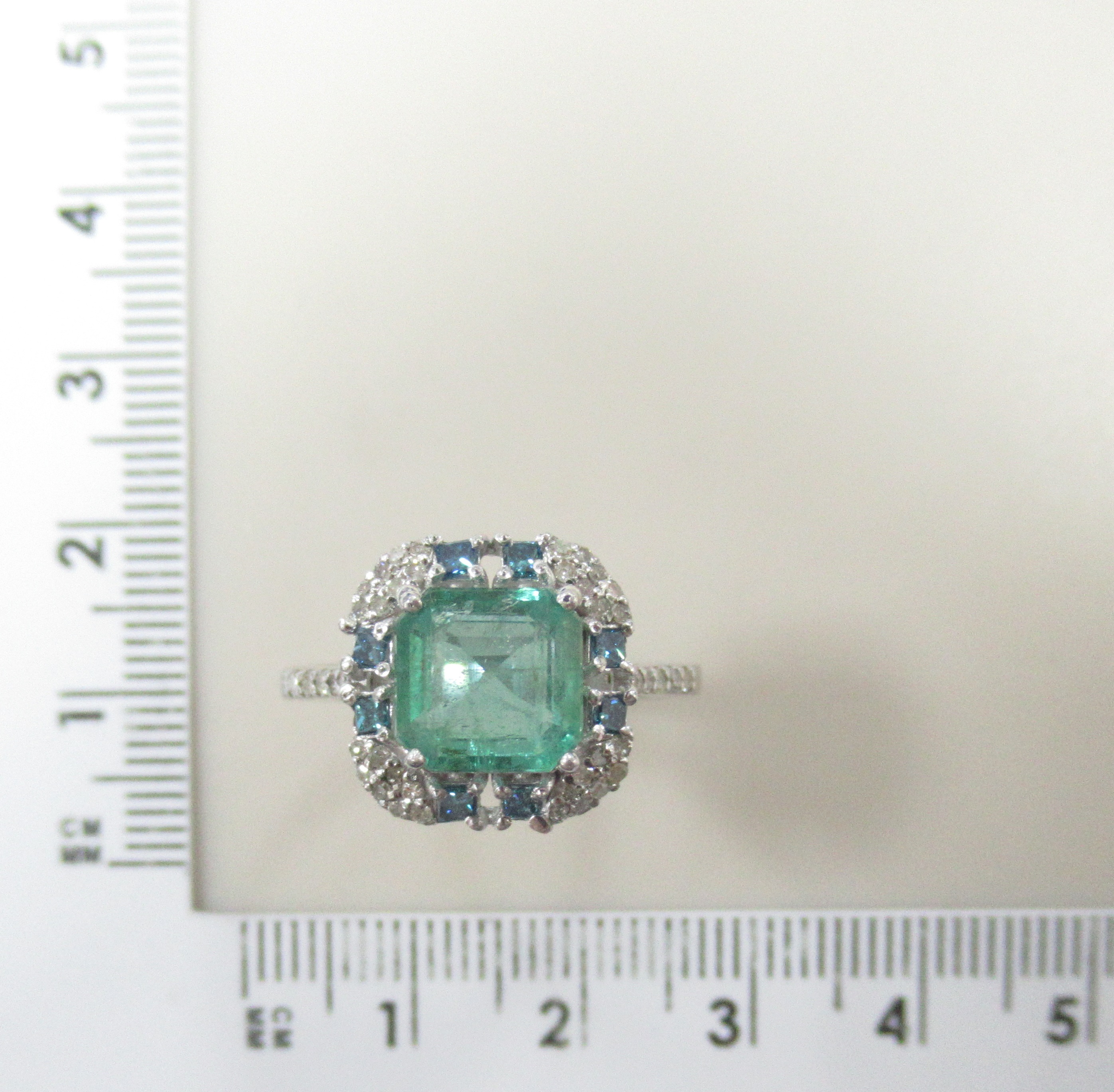 Серебряное кольцо 925 пробы; вставки 1 Изумруд (F) 2,27ct 3/Г3; 8 Бр.Кр-33 0,18ct 5/5; 44 Бр.Кр-17 0,18ct 2/4